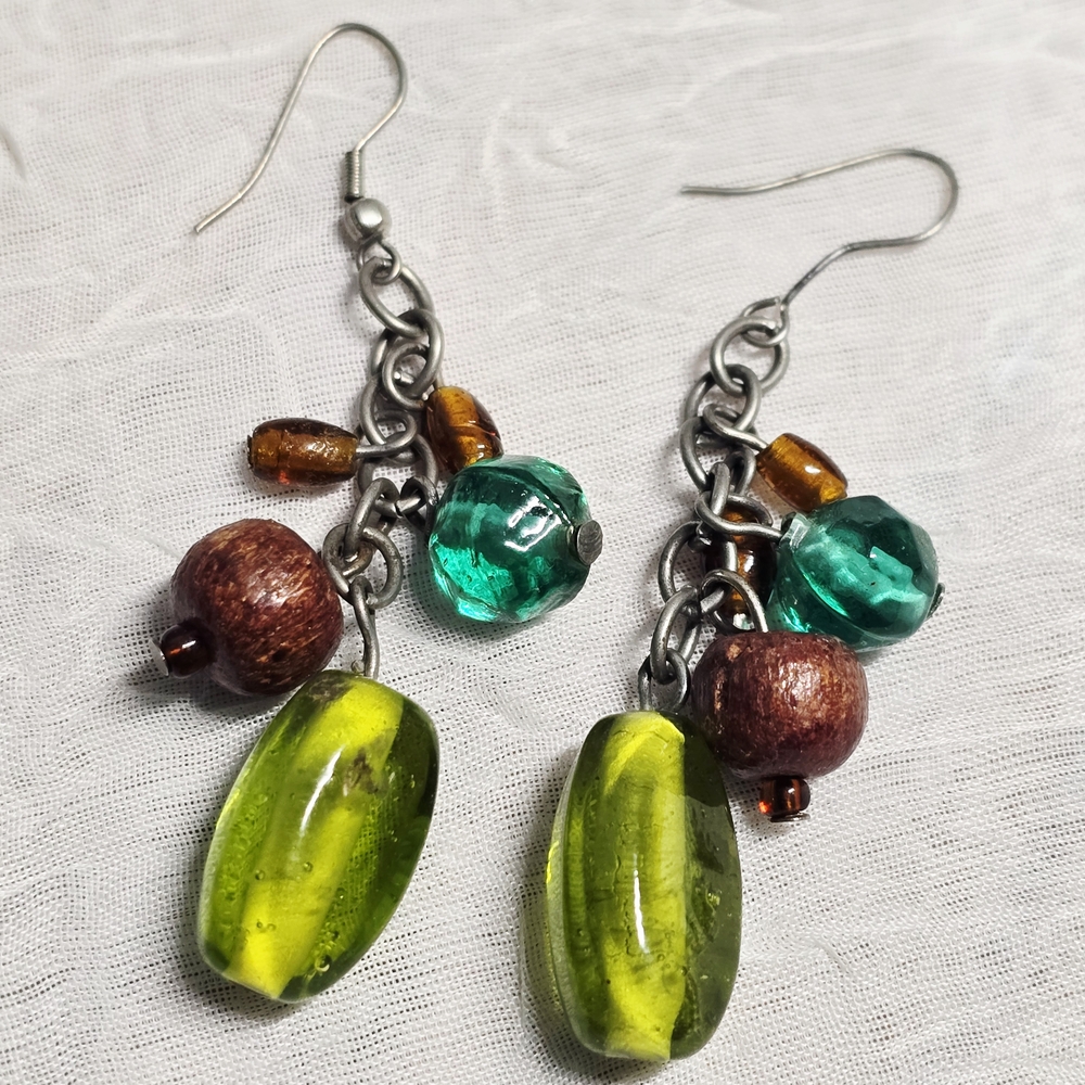 $3 with $5+ bundle•Green &brown beaded earrings with silver hooks 0272